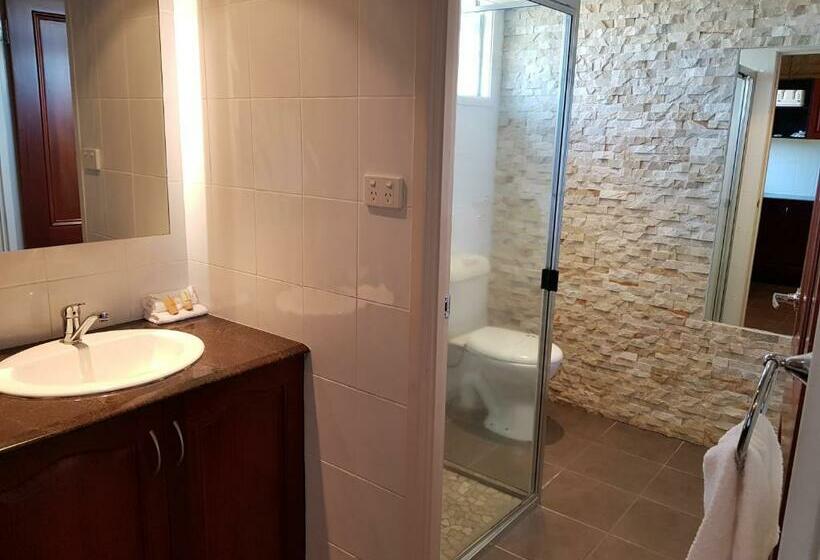 Семейный Номер, Country Plaza Motor Inn