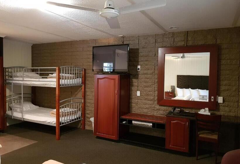 Семейный Номер, Country Plaza Motor Inn