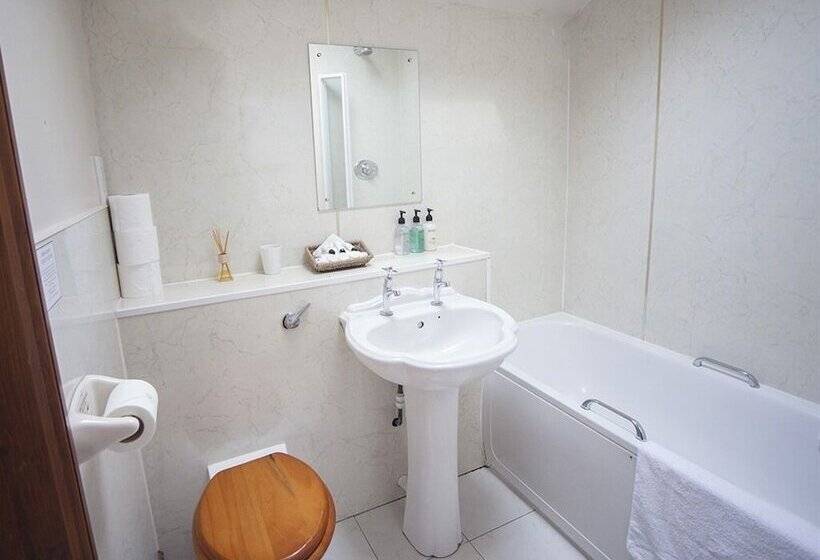Четырехместный номер Премиум, Beeches Farmhouse Country Cottages & Rooms