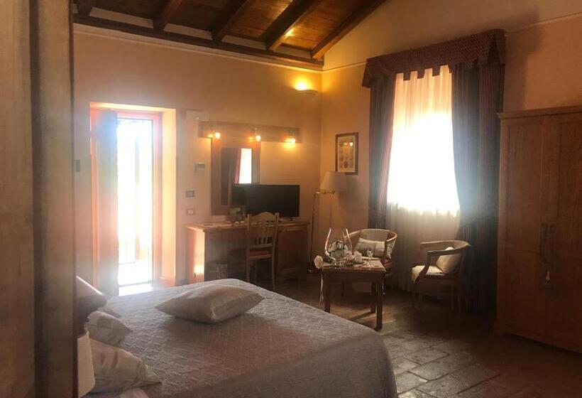 سوئیت جونیور با چشم‌انداز باغ, Casale Certosa