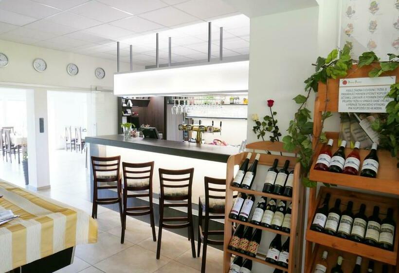 اتاق استاندارد سه نفره, Formule