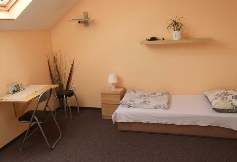 اتاق استاندارد سه نفره, Formule