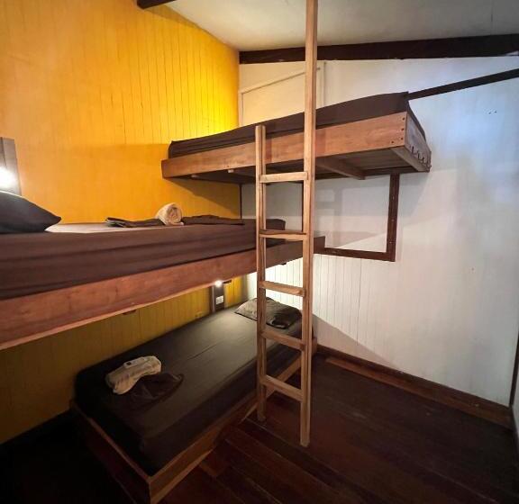 Трехместный Номер Стандарт Совместная Ванная, Playa 506 Beachfront Hostel
