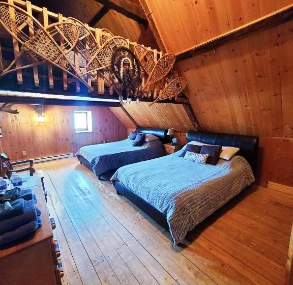 Номер Стандарт Трехместный, Auberge Le P Tit Bonheur   Hostel