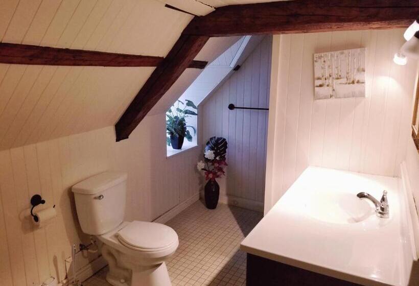 غرفة قياسية ثلاثية, Auberge Le P Tit Bonheur   Hostel