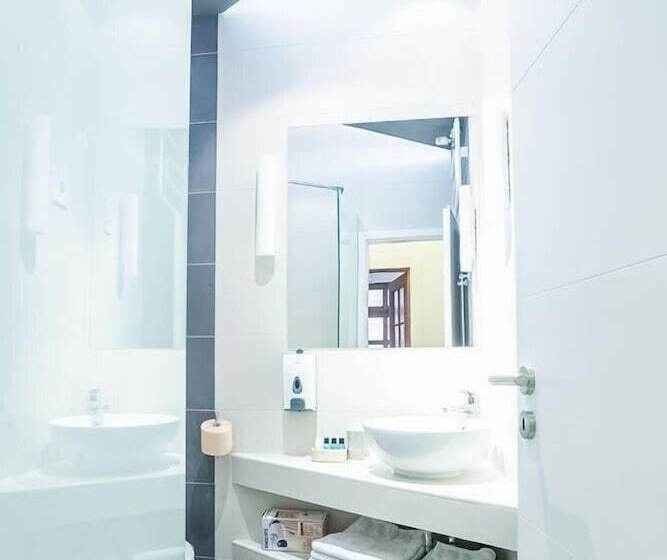 غرفة عائلية, Maksimilian Osijek