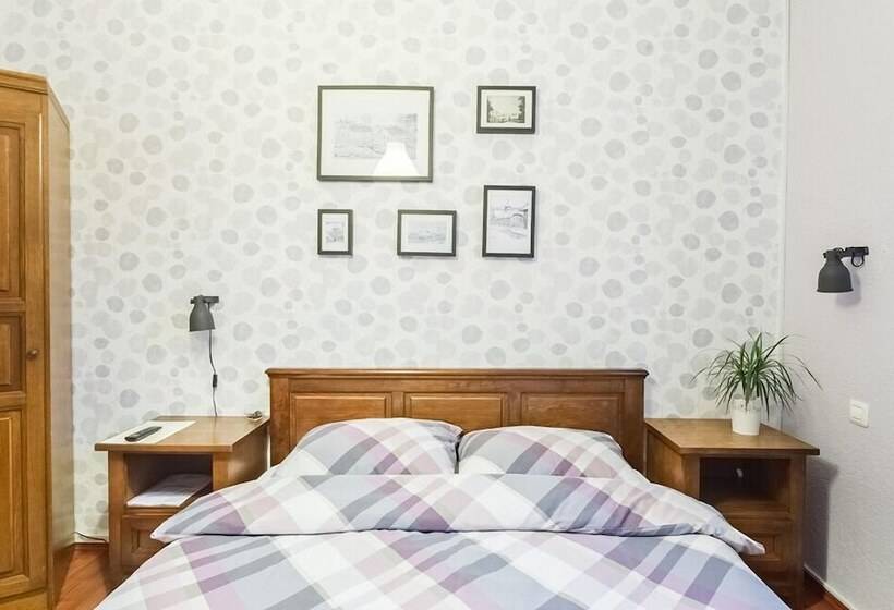 غرفة عائلية, Maksimilian Osijek