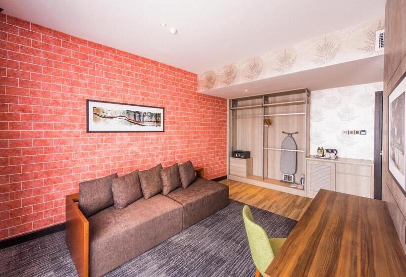 大型套房, The Smith House