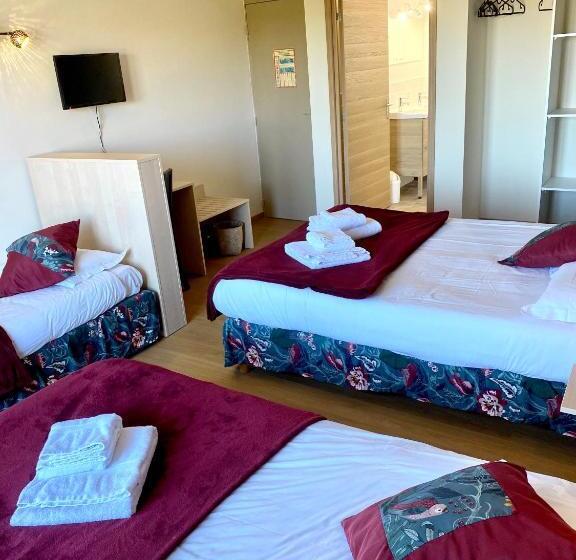 Четырехместный Номер Стандарт с Балконом, Hôtel Le Plaisance