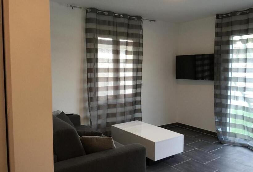 Студио Стандарт Вид на Бассейн, Hôtel Eden Cassis   Parking Privé