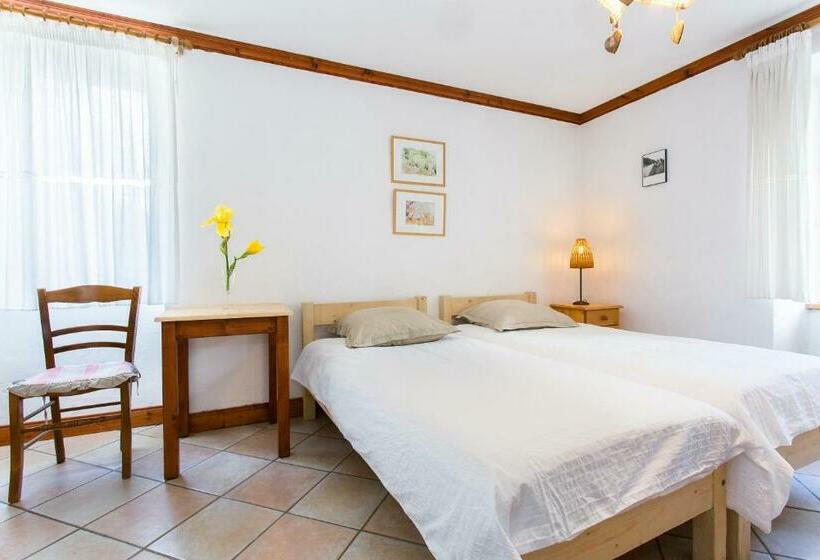 Номер Стандарт, Gite Auberge De Montvilliers