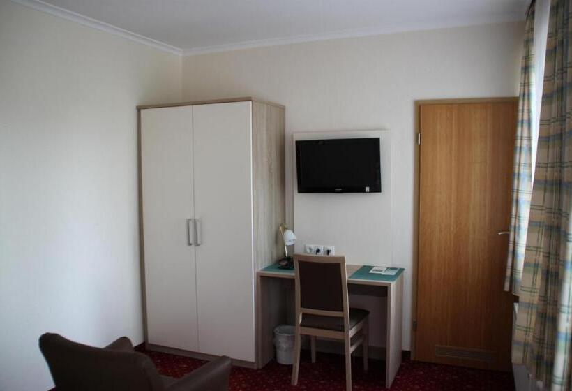 اتاق کلاسیک سه تخته, Neuses