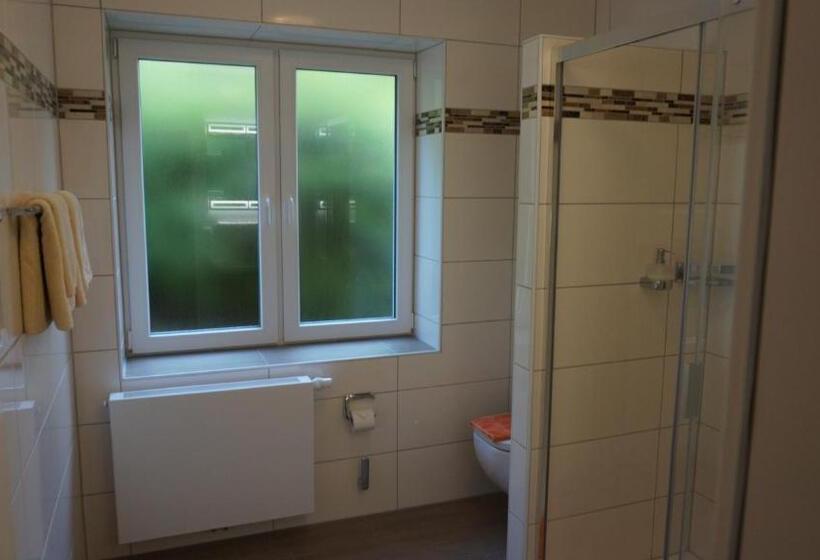 اتاق کلاسیک چهارنفره, Neuses