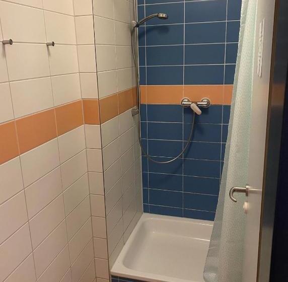 带共用浴室的标准房间, Jugendherberge Lübeck Altstadt