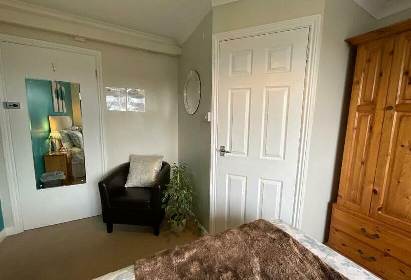 スタンダードルーム, The Great Grubb