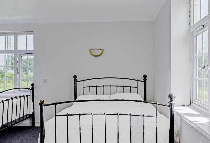 Четырехместный Номер Стандарт, The Gables Hotel, Birmingham Airport