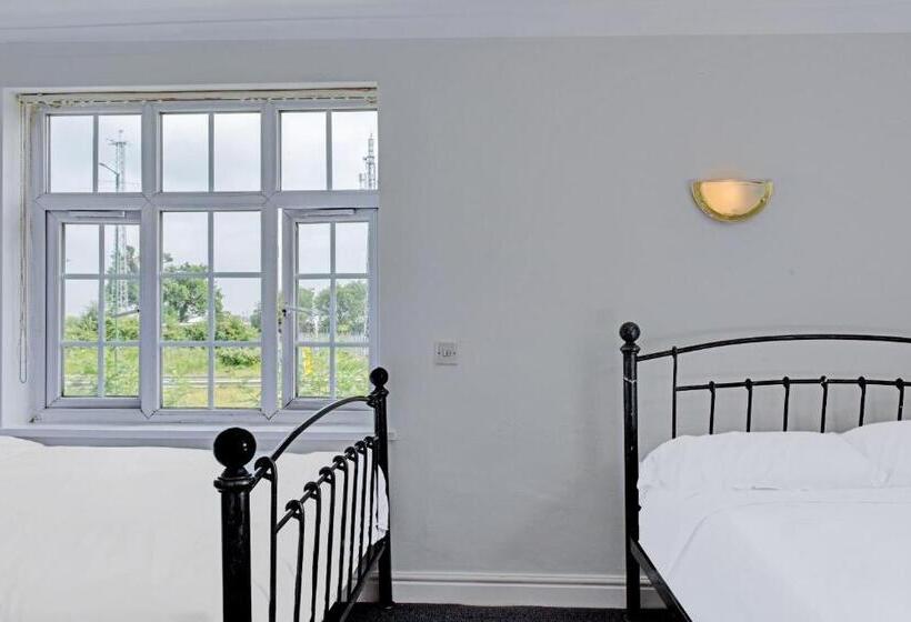 Четырехместный Номер Стандарт, The Gables Hotel, Birmingham Airport