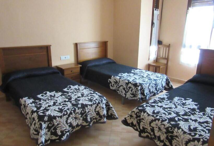 اتاق استاندارد سه نفره, Hostal Abastos