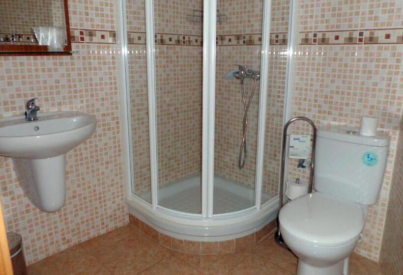 اتاق استاندارد سه نفره, Hostal Abastos
