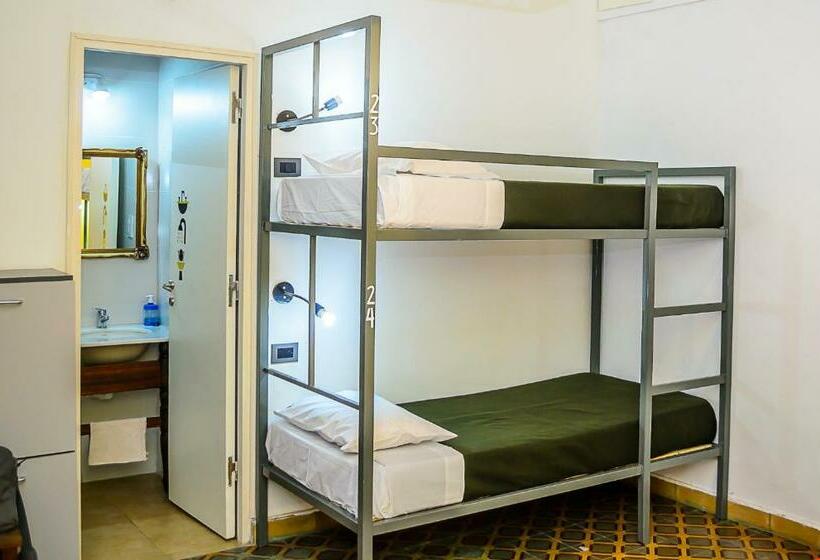 四人标准间, Antonieta Hostel