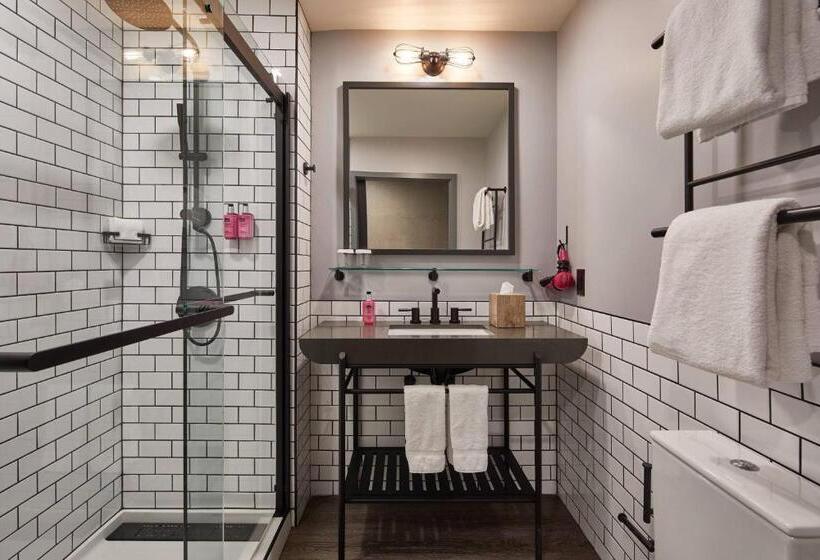 Номер Стандарт, Moxy Boulder