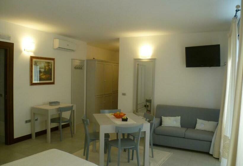 سوییت جونیور با بالکن, Albergo Residenziale La Corte