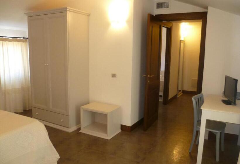 발코니가 있는 4인용 스탠다드 룸, Albergo Residenziale La Corte