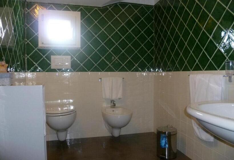 اتاق استاندارد چهارنفره با بالکن, Albergo Residenziale La Corte