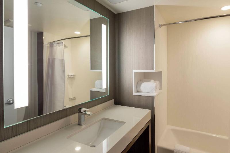 带大床的标准间, Courtyard By Marriott New York Queens/fresh Meadows