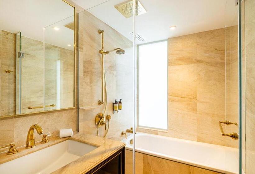 سوییت جونیور با چشمانداز شهر, Saint London