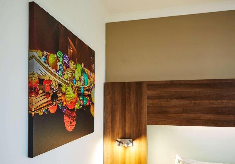 سوییت جونیور, Saint London