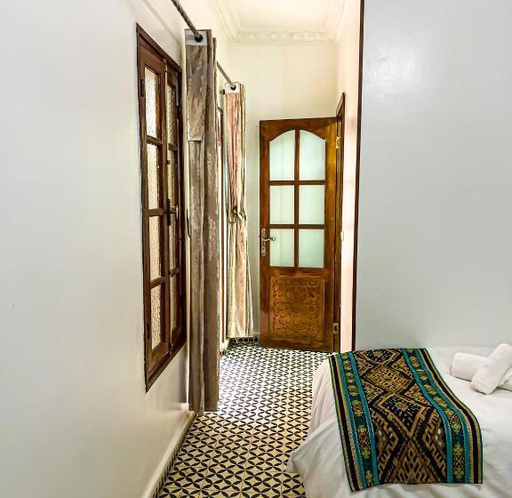 标准三人间, Riad El Wazzania