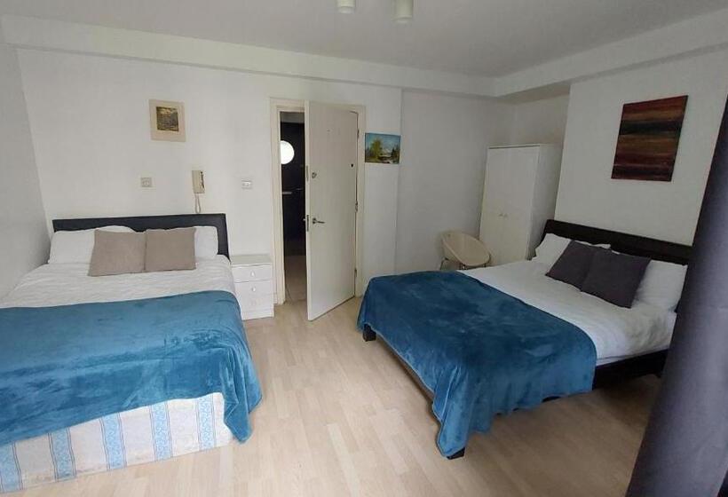 Standaard Vierpersoonskamer met Balkon, Sandfield Private Rooms In King S Cross St Pancras