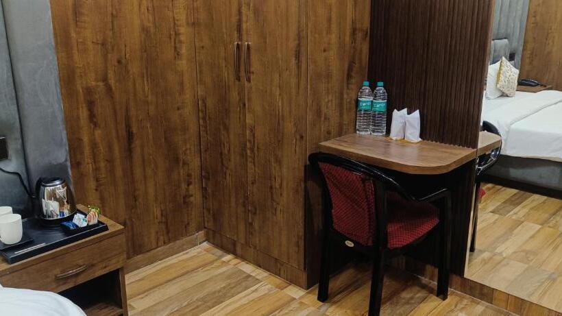 Номер Superior Кровать Кинг, Madhavam  250 Mtr From Mathura Railway Station