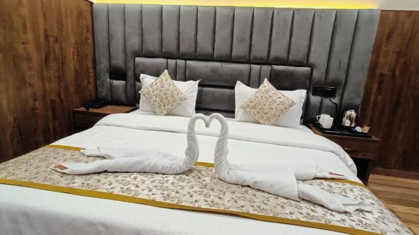 Номер Superior Кровать Кинг, Madhavam  250 Mtr From Mathura Railway Station