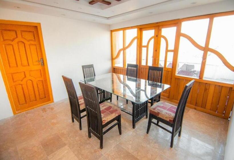 اتاق استاندارد با چشم‌انداز باغ, Royal Guest House