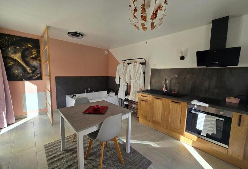 Люкс Кровать Кинг, Maison Privative Suite Love Evasion