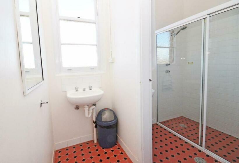 اتاق استاندارد یک نفره, The Hallows Accommodation