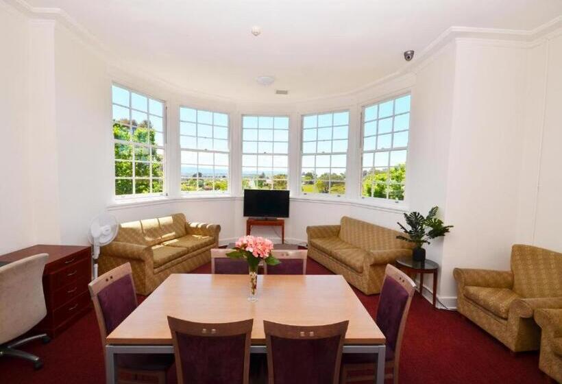 اتاق استاندارد با سرویس بهداشتی مشترک, The Hallows Accommodation