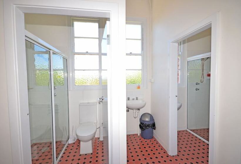 اتاق استاندارد با سرویس بهداشتی مشترک, The Hallows Accommodation