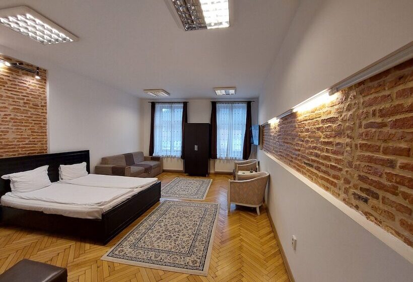 스탠다드 스튜디오, Main Square Apartments & More