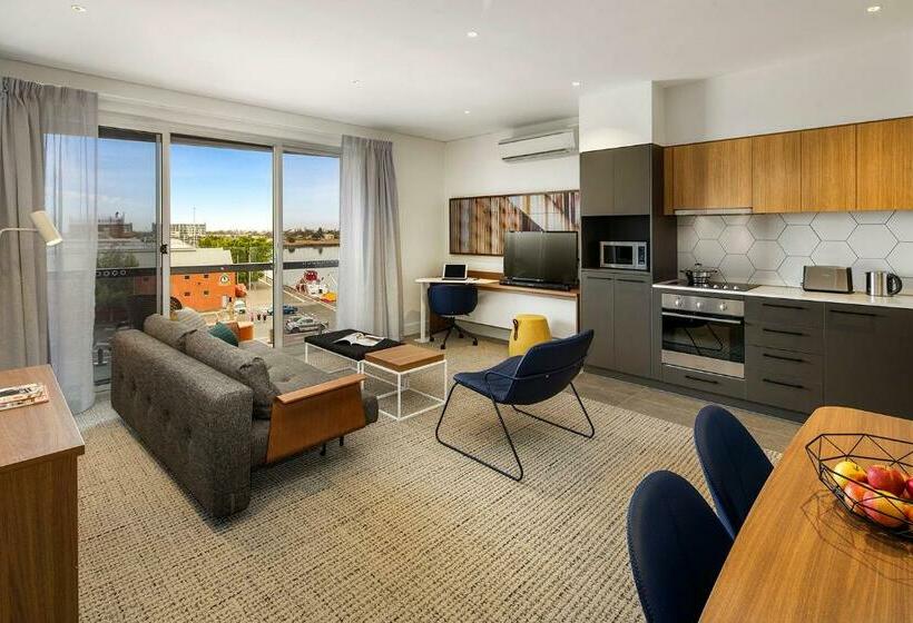 발코니가 있는 2 베드룸 아파트, Quest Port Adelaide