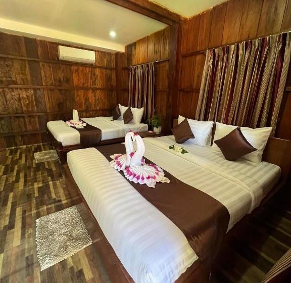بنجلو ديلوكس, The Moon Kampot Boutique