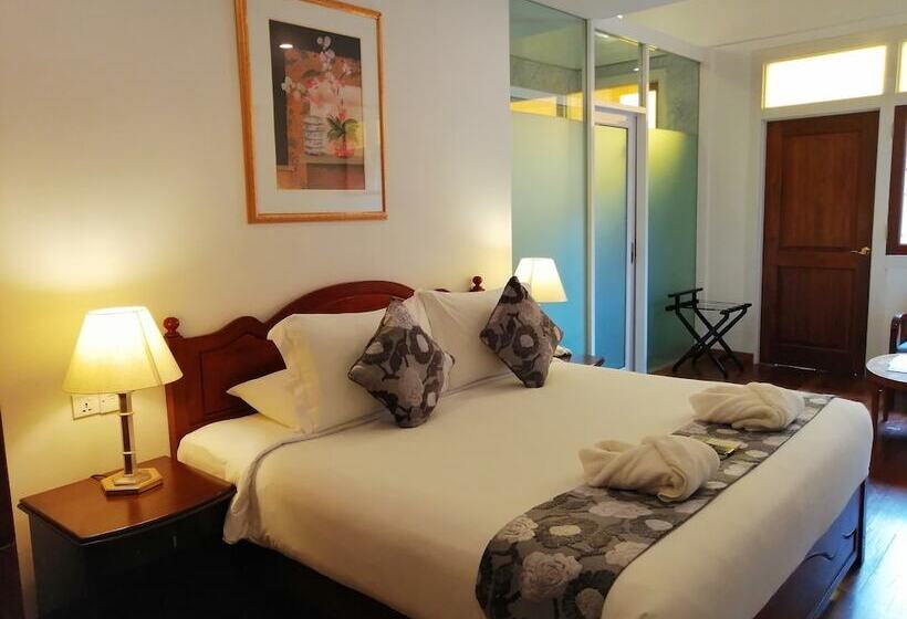 Deluxe-huone, Heeren Straits