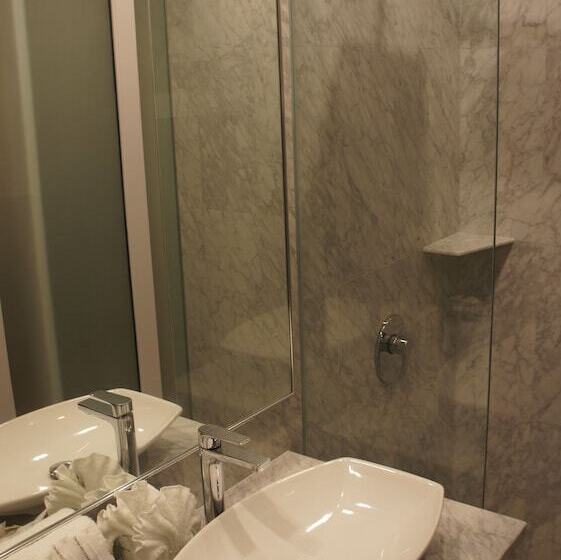 Suite, Heeren Straits