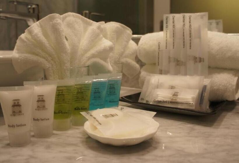 Suite, Heeren Straits