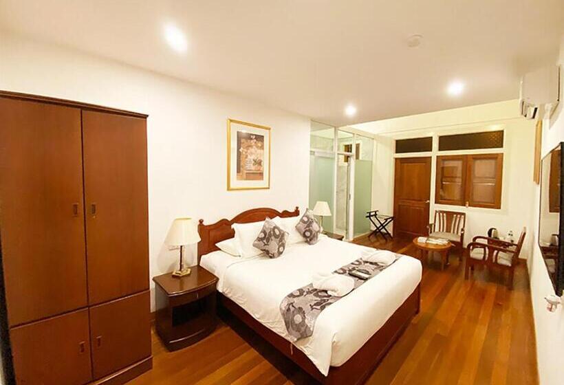 Deluxe-huone, Heeren Straits