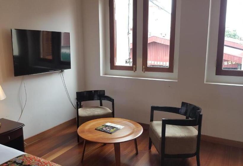 Suite, Heeren Straits