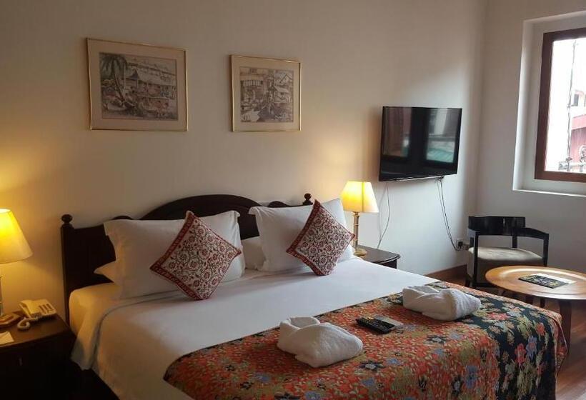 Suite, Heeren Straits