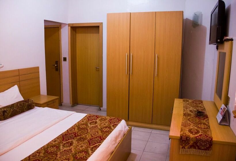 استودیوی استاندارد, La Patriache Lodge